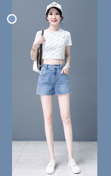 Κοντό γυναικείο τζιν απλό μοντέλο