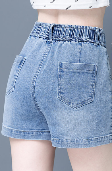 Κοντό γυναικείο τζιν απλό μοντέλο