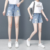 Γυναικείο τζιν σορτς με κεντημένο λουλούδι