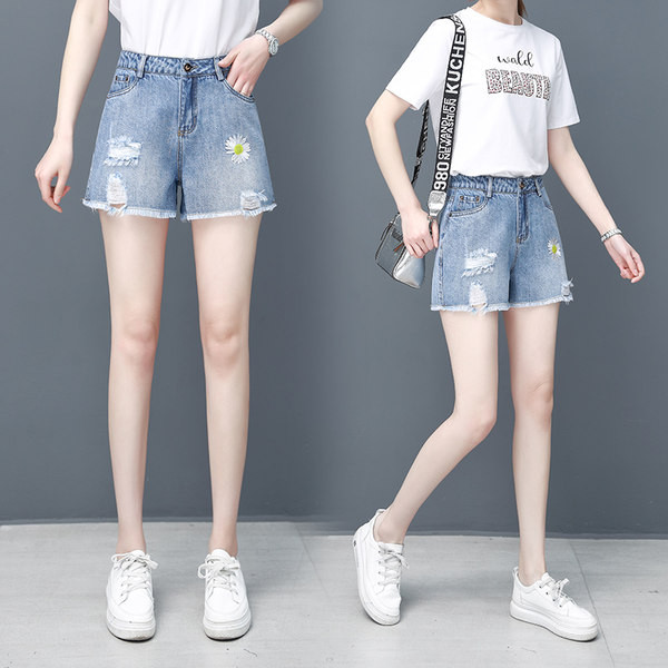 Γυναικείο τζιν σορτς με κεντημένο λουλούδι