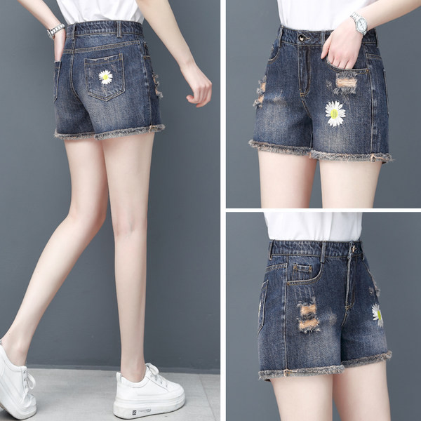 Γυναικείο τζιν σορτς με κεντημένο λουλούδι