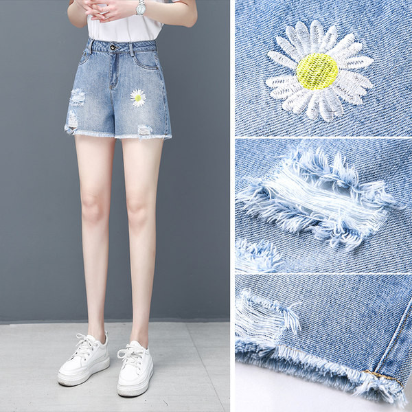 Γυναικείο τζιν σορτς με κεντημένο λουλούδι
