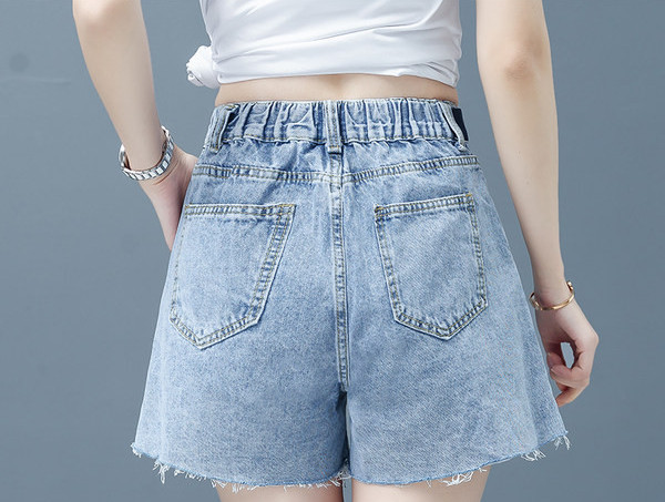 Kratke traperice s poderanim motivima i gumbom