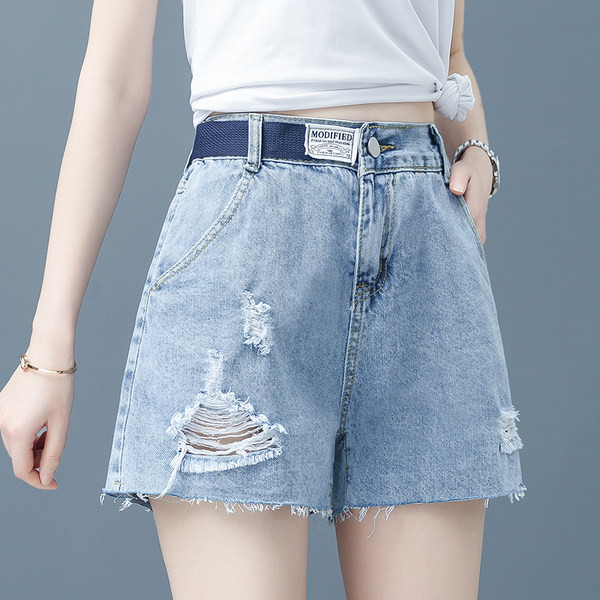 Kratke traperice s poderanim motivima i gumbom