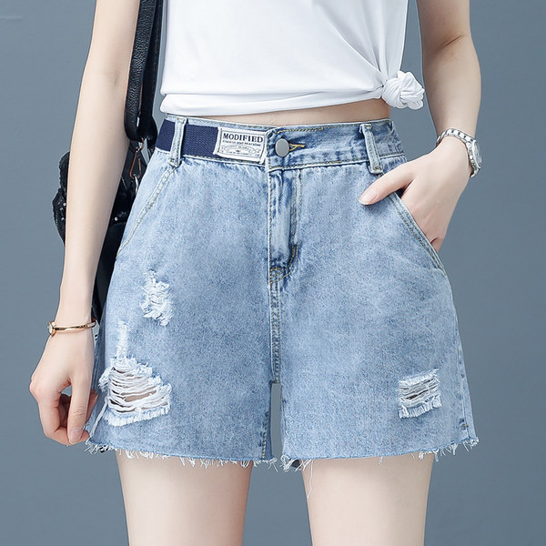 Kratke traperice s poderanim motivima i gumbom