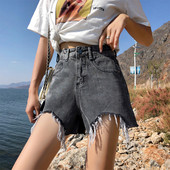 Μοντέρνο κοντό τζιν με κομμένο μέρος