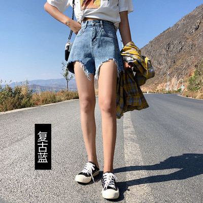 Μοντέρνο κοντό τζιν με κομμένο μέρος