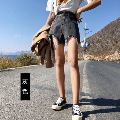 Μοντέρνο κοντό τζιν με κομμένο μέρος