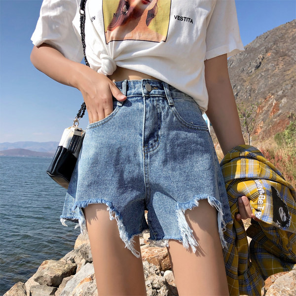 Μοντέρνο κοντό τζιν με κομμένο μέρος