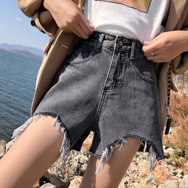 Μοντέρνο κοντό τζιν με κομμένο μέρος