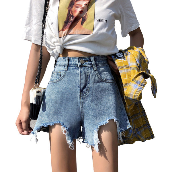 Μοντέρνο κοντό τζιν με κομμένο μέρος