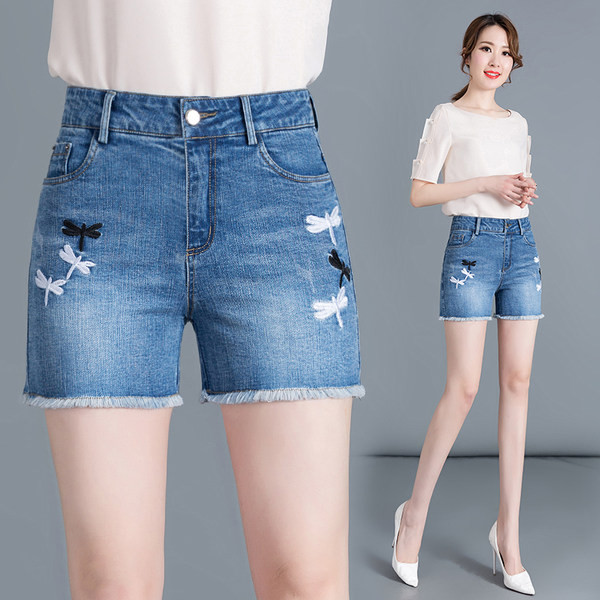 Liibuvad lühikesed tikandiga teksad