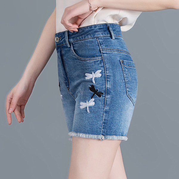 Liibuvad lühikesed tikandiga teksad