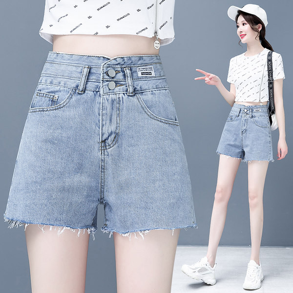 Τζιν σορτς με ασύμμετρο κούμπωμα