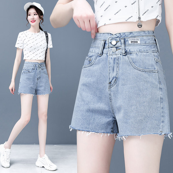 Τζιν σορτς με ασύμμετρο κούμπωμα