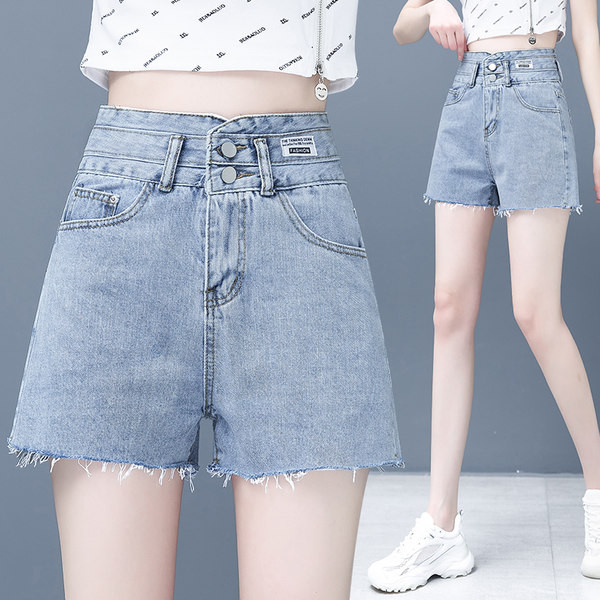 Τζιν σορτς με ασύμμετρο κούμπωμα