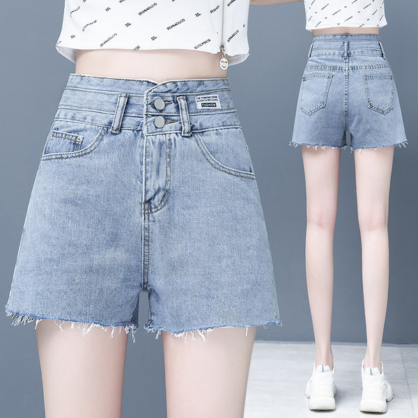 Τζιν σορτς με ασύμμετρο κούμπωμα