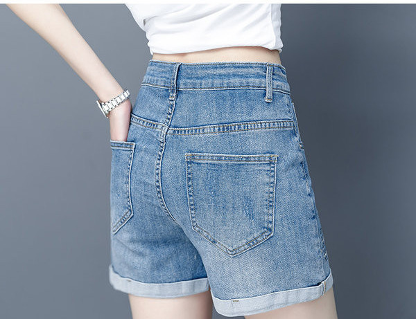 Μοντέρνο γυναικείο τζιν σορτς