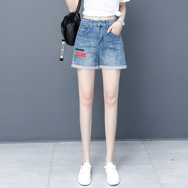 Μοντέρνο γυναικείο τζιν σορτς