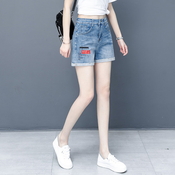 Μοντέρνο γυναικείο τζιν σορτς
