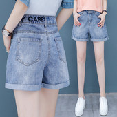 Lühikesed taskute ja kirjaga teksad