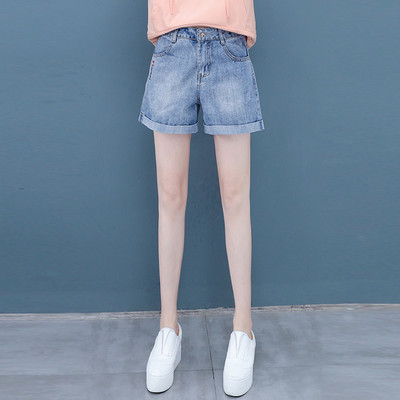 Lühikesed taskute ja kirjaga teksad