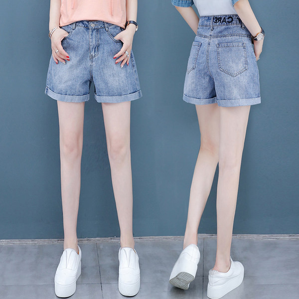 Κοντό τζιν με τσέπες και επιγραφή