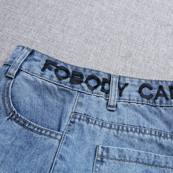 Κοντό τζιν με τσέπες και επιγραφή