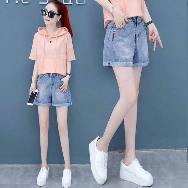 Κοντό τζιν με τσέπες και επιγραφή