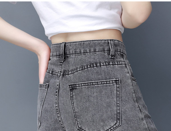 Γυναικείο κοντό τζιν με ασύμμετρο κούμπωμα