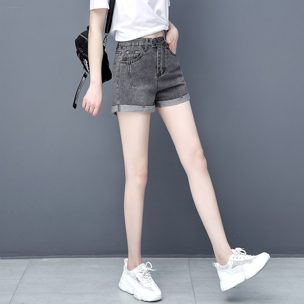 Γυναικείο κοντό τζιν με ασύμμετρο κούμπωμα