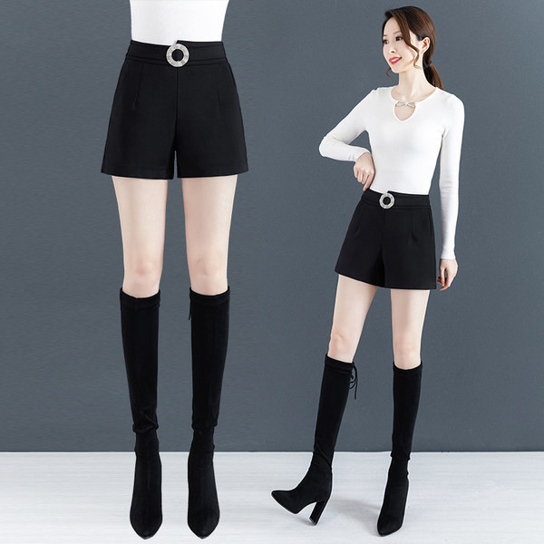 Ženske moderne kratke hlače s ukrasnim kamenčićima