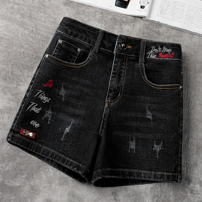 Γυναικείο τζιν σορτς με ψηλόμεσο και κεντητή επιγραφή