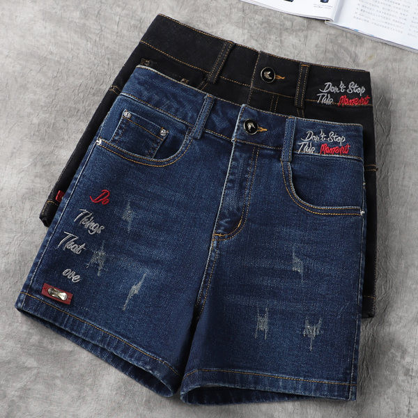 Γυναικείο τζιν σορτς με ψηλόμεσο και κεντητή επιγραφή