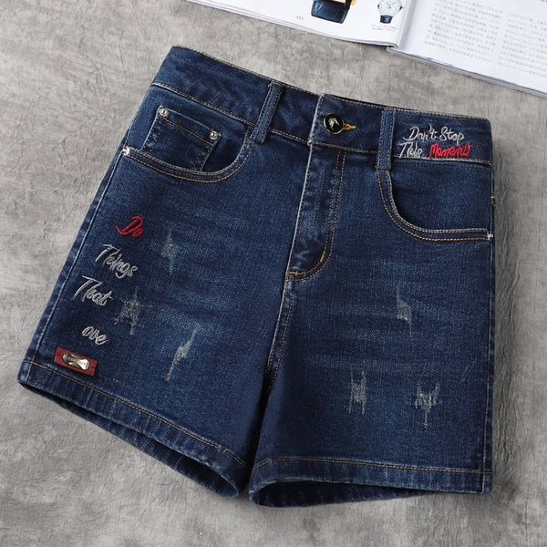 Γυναικείο τζιν σορτς με ψηλόμεσο και κεντητή επιγραφή