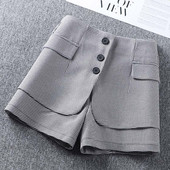 Μοντέρνο γυναικείο σορτς με κουμπιά