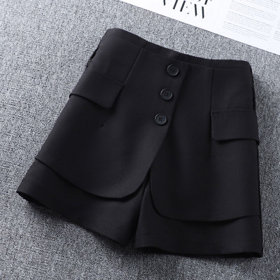 Μοντέρνο γυναικείο σορτς με κουμπιά