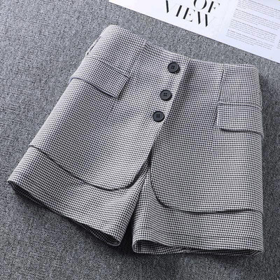 Μοντέρνο γυναικείο σορτς με κουμπιά