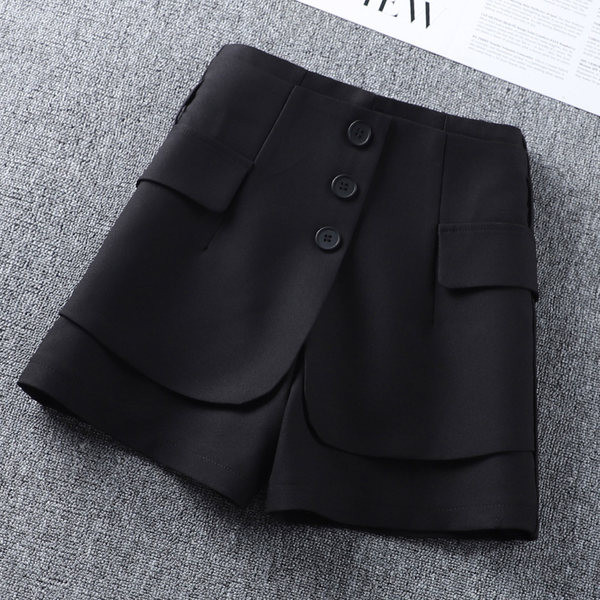 Μοντέρνο γυναικείο σορτς με κουμπιά