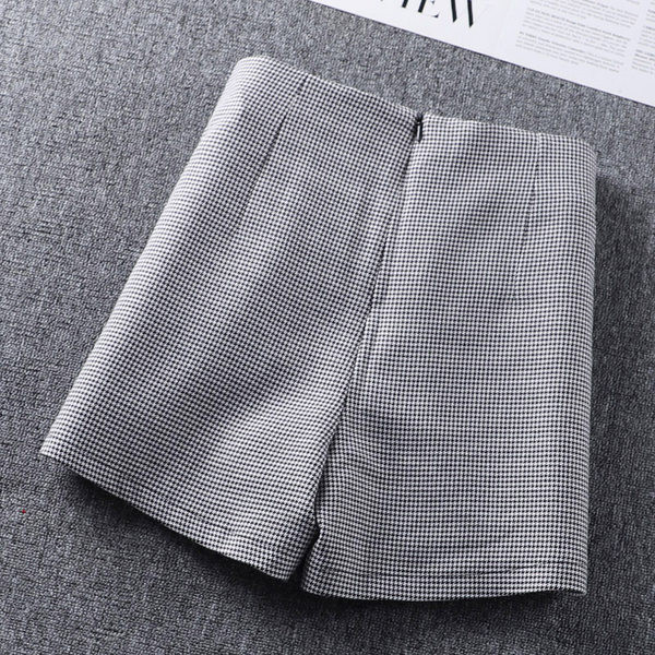 Μοντέρνο γυναικείο σορτς με κουμπιά