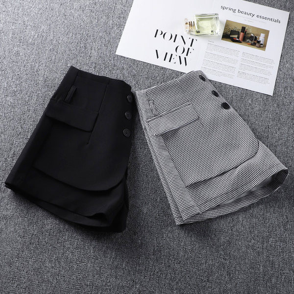 Μοντέρνο γυναικείο σορτς με κουμπιά