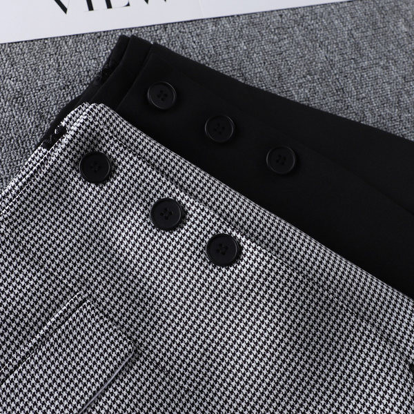 Μοντέρνο γυναικείο σορτς με κουμπιά