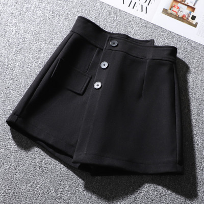 Γυναικείο σορτς με ψηλή μέση και κούμπωμα στο πλάι