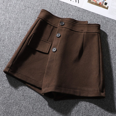 Γυναικείο σορτς με ψηλή μέση και κούμπωμα στο πλάι