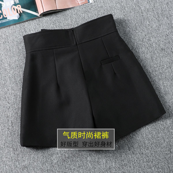 Γυναικείο σορτς με ψηλή μέση και κούμπωμα στο πλάι