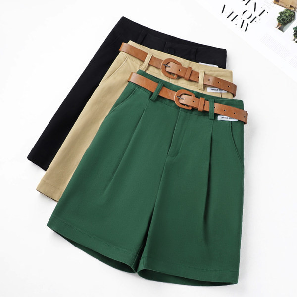 Ženske kratke hlače s remenom i džepovima