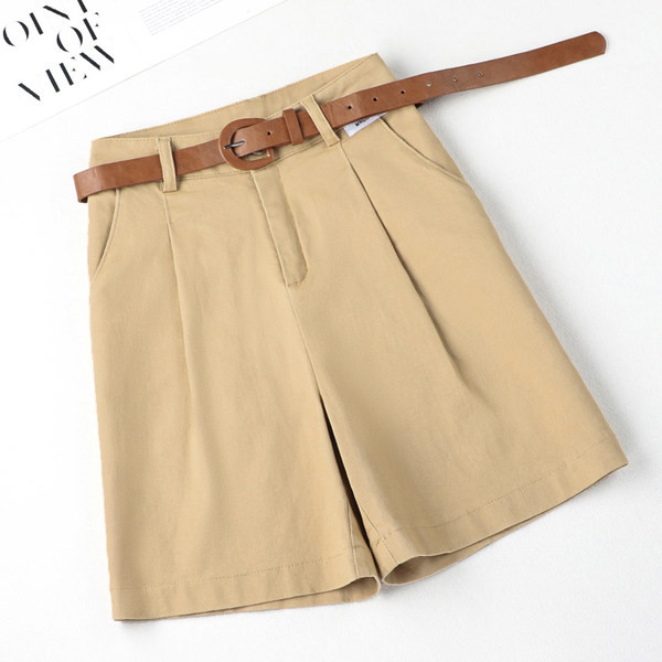 Ženske kratke hlače s remenom i džepovima