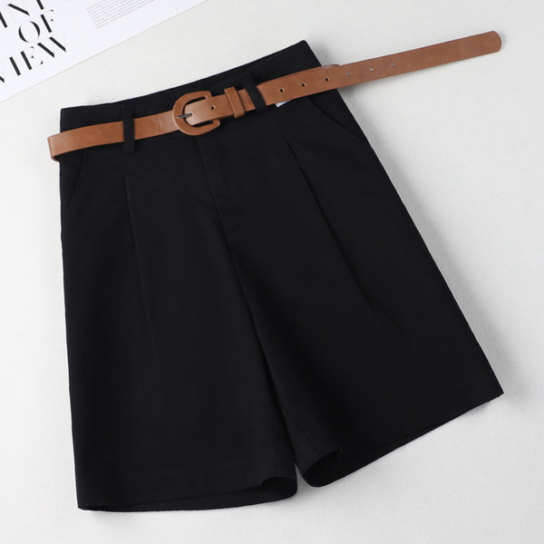 Ženske kratke hlače s remenom i džepovima