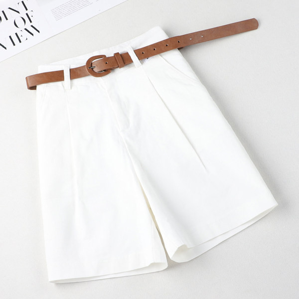 Ženske kratke hlače s remenom i džepovima