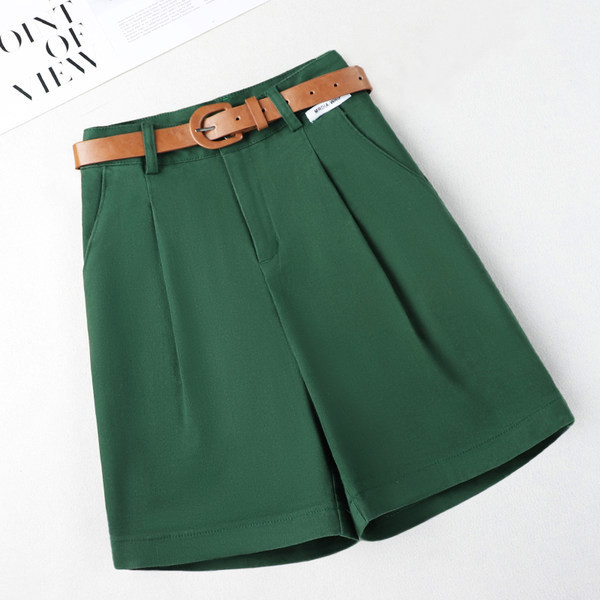 Ženske kratke hlače s remenom i džepovima